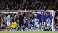 Ini adalah momen gol Riyad Mahrez di menit ke-53 duel Man City vs Chelsea di Carabao Cup. Skor sebelum gol itu masih 0-0. Foto: Getty Images/Robbie Jay Barratt - AMA