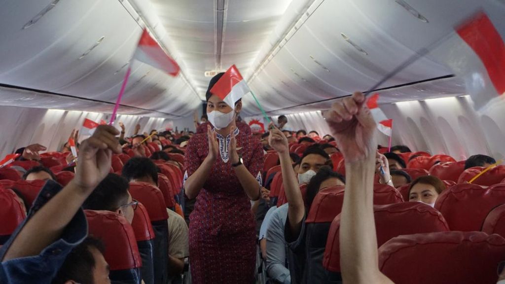 Potret Pramugari Lion Air Rayakan Hari Pahlawan di Atas Ketinggian