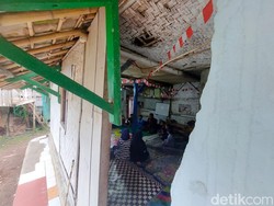 Kisah Puluhan Bocah Menuntut Ilmu Agama di Madrasah Nyaris Ambruk