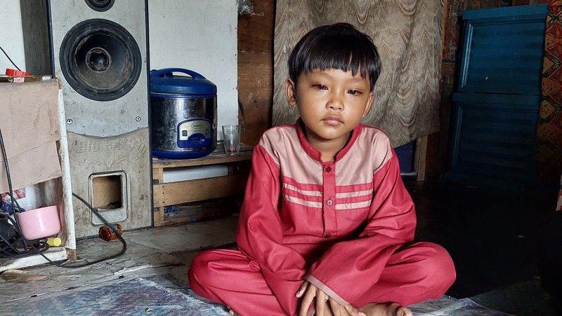 Mari Bantu Adam, Anak Pemulung dengan Mata Memerah Misterius