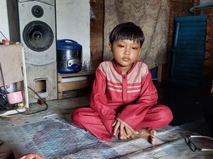 Mari Bantu Adam, Anak Pemulung dengan Mata Memerah Misterius