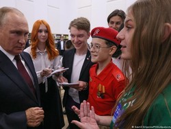 Siswa di Rusia Kini Dapat Mata Pelajaran Wajib Soal Patriotisme