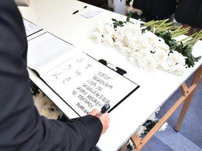 Potret Megawati dan Puan Mendatangi Lokasi Tragedi Itaewon di Seoul
