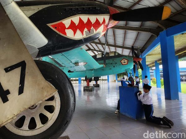 Melihat Koleksi Museum Satria Mandala