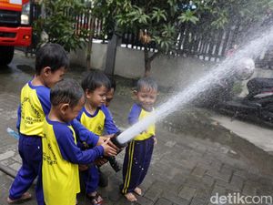 Mengenal Tugas Pemadam Kebakaran Sejak Dini