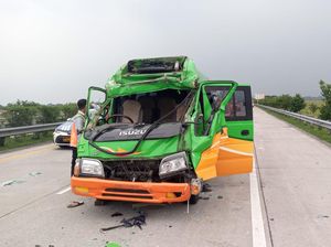 Elf Tabrak Truk di Tol Jombang gegara Sopir Ngantuk, 1 Orang Luka Berat