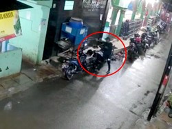 Rekaman CCTV Motor Ojol di Cakung Dibawa Kabur Maling saat Salat
