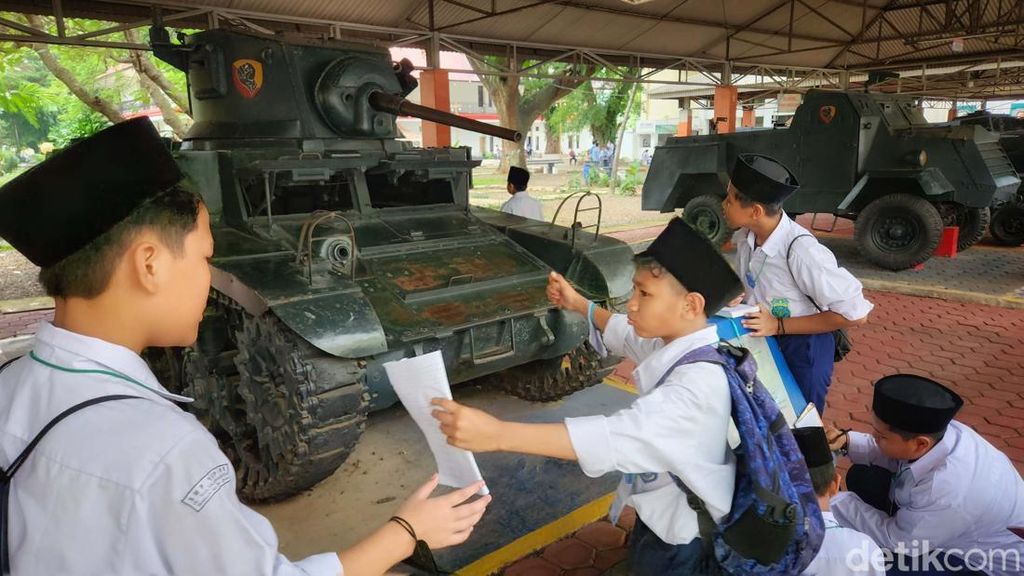 Para Pelajar Belajar Sejarah TNI di Museum Satria Mandala