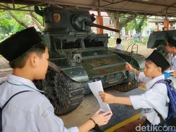 Para Pelajar Belajar Sejarah TNI di Museum Satria Mandala