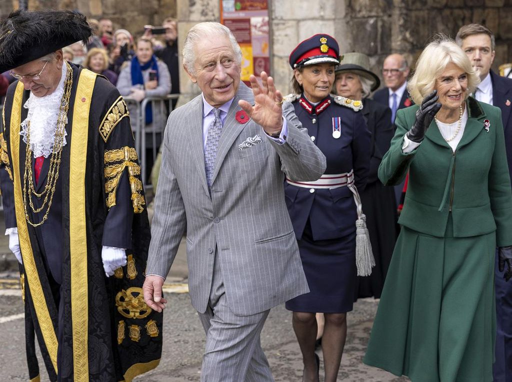 Usai Insiden Dilempari Telur, Raja Charles Resmikan Patung Ratu Elizabeth II