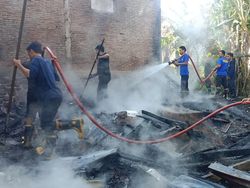 Personel Damkar Sinjai Diserang OTK Saat Padamkan Kebakaran Rumah Kades