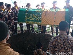 Isak Tangis Warnai Pemakaman Tjetje Hidayat Padmadinata