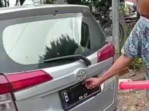 Ternyata Pengemudi Mobil Tutupi Nopol Pakai Lakban demi Hindari e-TLE!