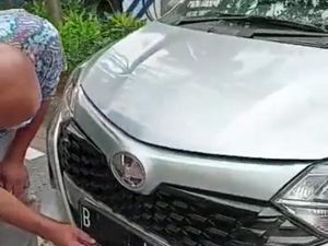 Duh! Pelat Nomor Ditutup Lakban Diduga Mau Kelabui ETLE, Toyota Calya Disetop Polisi