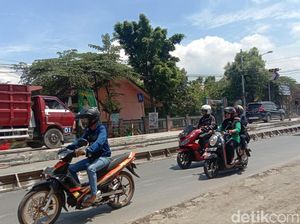 Jalur Pantura Kudus-Pati di Desa Hadipolo Dibeton, Arus Tersendat Jalur Pantura Kudus-Pati di Desa Hadipolo Dibeton, Arus Tersendat