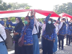 Bendera Merah Putih Sepanjang 3.219 Meter di Suramadu Raih Rekor MURI