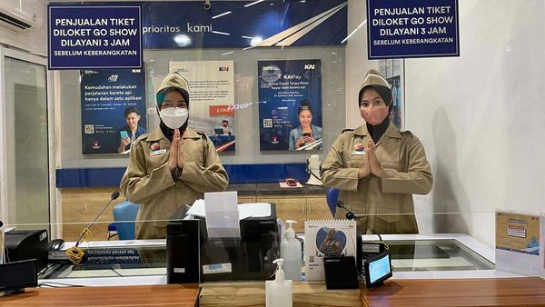 Peringati Hari Pahlawan, Petugas KAI Layani Penumpang dengan Kostum Pejuang