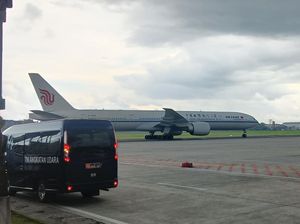 Pesawat Pengangkut Mobil Kepresidenan Korsel-Tiongkok Tiba di Bali Pesawat Pengangkut Mobil Kepresidenan Korsel-Tiongkok Tiba di Bali