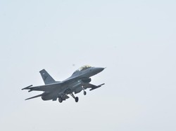 Aksi F-16 TNI AU Usir 2 Pesawat Tempur Asing di Langit Natuna