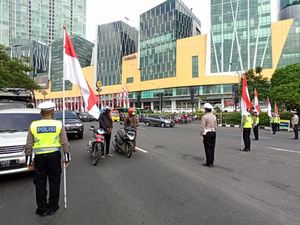 Hari Pahlawan 2022, Pengguna Jalan di Bundaran Waru Mengheningkan Cipta