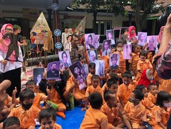 Polisi Kediri Jadi Dalang Wayang di Hari Pahlawan