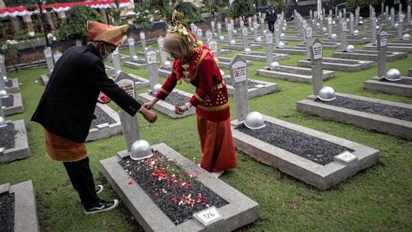 Potret Ziarah Makam Peringati Hari Pahlawan di Berbagai Daerah