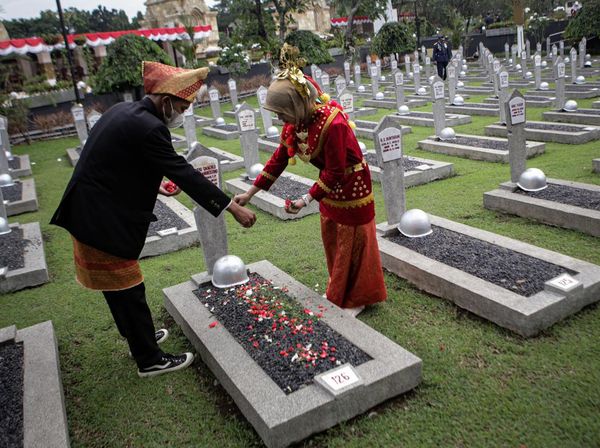 Potret Ziarah Makam Peringati Hari Pahlawan di Berbagai Daerah
