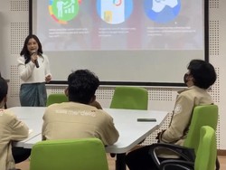 Berbaju Putih, Prilly Latuconsina Ngajar Lagi di Fisipol UGM