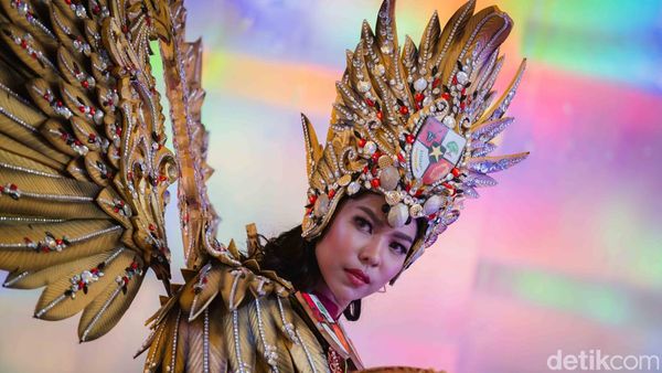 Potret Cantik Putri Pariwisata Kenakan Kostum Garuda