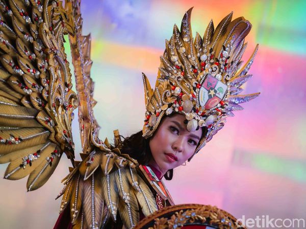 Potret Cantik Putri Pariwisata Kenakan Kostum Garuda