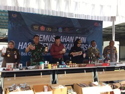 Ratusan Botol Arak Bali-Liquid Vape Dimusnahkan di Mataram