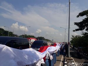 Ribuan Pelajar Bentangkan Bendera Raksasa di Suramadu Saat Hari Pahlawan