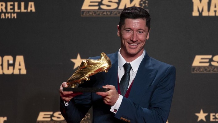 BARCELONA, SPAIN - NOVEMBER 9:   Barcelonas Polish forward Robert Lewandowski poses for pictures holding the Golden Boot trophy during the Golden Boot 2022 award ceremony, in Barcelona on November 9, 2022. (Photo by Adria Puig/Anadolu Agency via Getty Images)