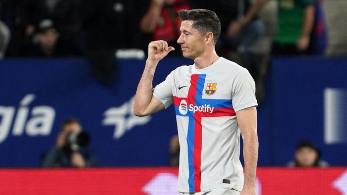 Barcelonas Polish forward Robert Lewandowski reacts as he is expulsed from the pitch after receiving a second yellow card during the Spanish league football match between CA Osasuna and FC Barcelona at El Sadar stadium in Pamplona on November 8, 2022. (Photo by CESAR MANSO / AFP) (Photo by CESAR MANSO/AFP via Getty Images)