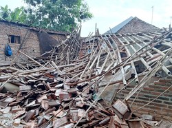Hujan Lebat Guyur Karawang, Satu Rumah Ambruk Timpa Penghuni