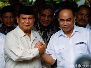 Salam Komando Prabowo dan Relawan Jokowi di Kertanegara