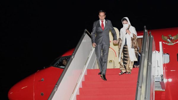 Foto: Gaya Iriana Dampingi Jokowi ke Kamboja, Pakai Kebaya dan Sandal Hermes