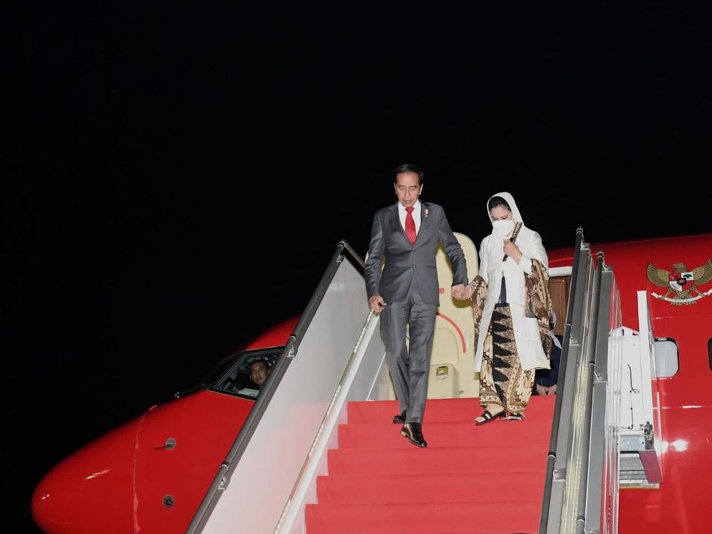 Foto: Gaya Iriana Dampingi Jokowi ke Kamboja, Pakai Kebaya dan Sandal Hermes