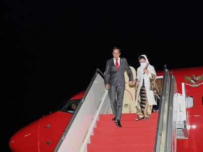 Foto: Gaya Iriana Dampingi Jokowi ke Kamboja, Pakai Kebaya dan Sandal Hermes