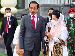 Iriana Jokowi Terpeleset di Tangga Pesawat Kepresidenan di Bali