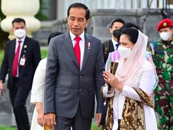 Ibu Negara Dampingi Jokowi ke Kamboja, Anggun Berkebaya Dipadu Sandal Hermes