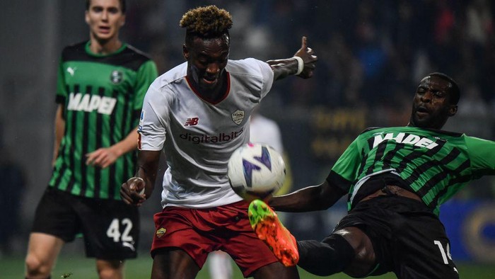 AS Romas British forward Tammy Abraham (L) and Sassuolos Equatoguinean midfielder Pedro Obiang go for the ball during the Italian Serie A football match between Sassuolo and AS Rome on November 9, 2022 at the Citta del Tricolore stadium in Reggio Emilia. (Photo by Filippo MONTEFORTE / AFP) (Photo by FILIPPO MONTEFORTE/AFP via Getty Images)