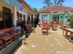 Sekolah Kebanjiran, Siswa SD di Ciamis Terpaksa Belajar di Rumah