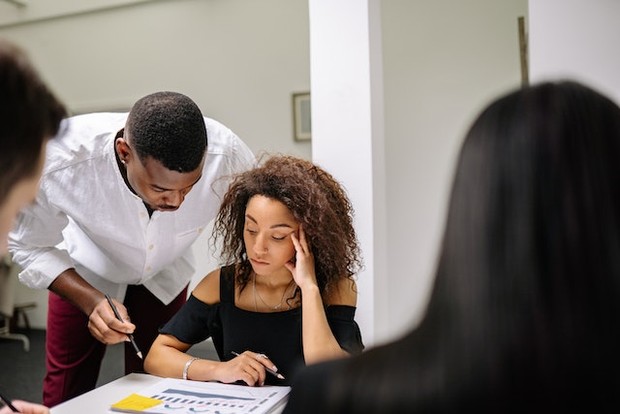 Selalu Berusaha Menyenangkan Orang Lain / foto : pexels.com/YanKrukov