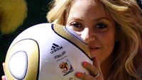 Jabulani adalah nama bola resmi Piala Dunia 2010. Bola ini sempat memicu kontroversi karena aerodinamisnya luar biasa dan sulit diprediksi. (Foto: AFP via Getty Images/STEPHANE DE SAKUTIN)