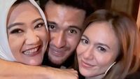 7 Foto Ibu Sabda Ahessa, Camer Wulan Guritno yang Gayanya Tak Kalah Stylish