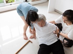 Penderita Stroke 2 Kali Lebih Rentan Terjatuh, Ini Cara Penanganannya