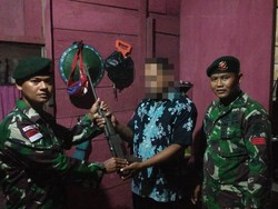 Sukarela, Warga Maluku Serahkan 6 Senpi Rakitan ke Kostrad di Hari Pahlawan