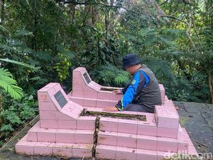 Nisan dan Patung Naga, Simbol Kiai-Nyai Pasir di Telaga Sarangan Nisan dan Patung Naga, Simbol Kiai-Nyai Pasir di Telaga Sarangan
