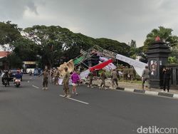 Tenda Balai Kota Malang Roboh Saat Massa 40 Hari Tragedi Kanjuruhan Datang